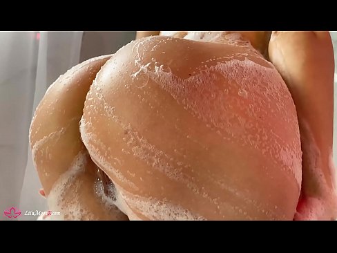 ❤️ Brunetka masturbuje kundičku s vibrátorom až do intenzívneho orgazmu v sprche ️❌ Šukanie video na nás sk.yourxxxvideos.ru ❌❤